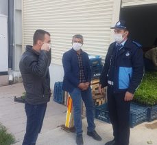 Cihanbeyli  Belediyesi Zabıta Ekipleri Kapalı Pazar Yerinde Pazaryerine Gelen Vatandaşlara Maske Dağıtmaya Devam Ediyor