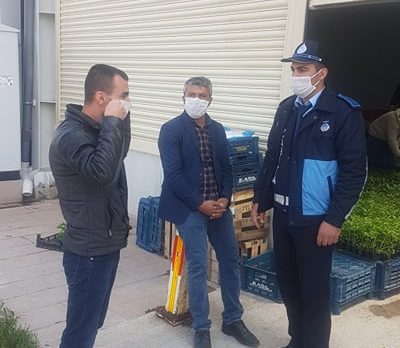 Cihanbeyli  Belediyesi Zabıta Ekipleri Kapalı Pazar Yerinde Pazaryerine Gelen Vatandaşlara Maske Dağıtmaya Devam Ediyor