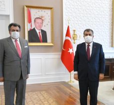 Belediye Başkanı KALE;Sağlık Bakanı  Dr. Fahrettin Koca’yı İlçe Kaymakamımız Remzi Demir ile makamında ziyaret ettik.
